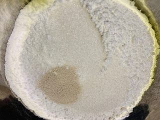 胡萝卜馒头,把酵母粉和白糖加入面粉中
