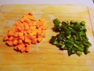 虾仁豆腐羹,胡萝卜和青椒切丁 