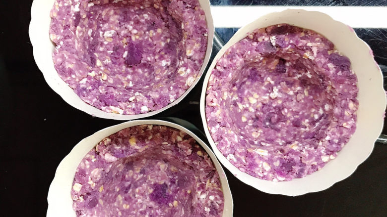 紫薯燕麦酸奶杯,压成碗状