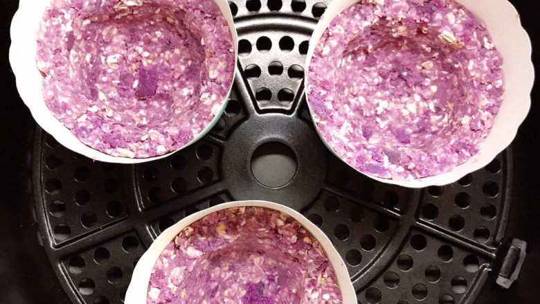紫薯燕麦酸奶杯,放入空气炸锅的炸篮中