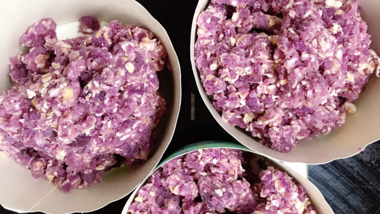 紫薯燕麦酸奶杯,分成三等份放入做蛋糕的纸杯中