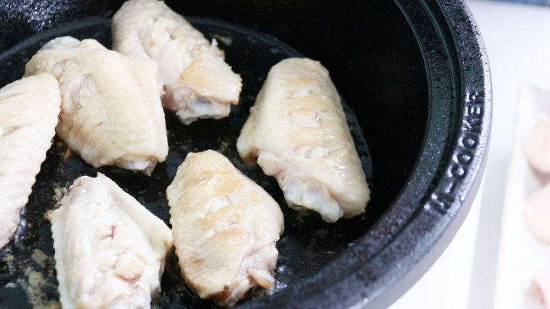 干锅麻辣鸡翅,将鸡翅先在锅中煎七八分熟