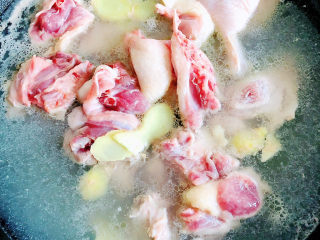 酱鸭腿,将鸡腿肉剁成小块，锅中烧开水，放入鸭肉，倒入少许料酒、几片生姜，焯去血水。