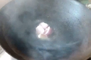 胡萝卜炖牛腩,热油锅，加入洋葱爆香