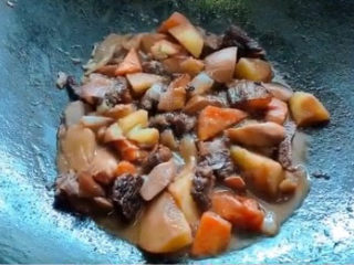 胡萝卜炖牛腩,在锅中小火焖煮1～1.5小时待牛肉软烂，中途记得开盖翻炒，防止土豆淀粉释出粘锅