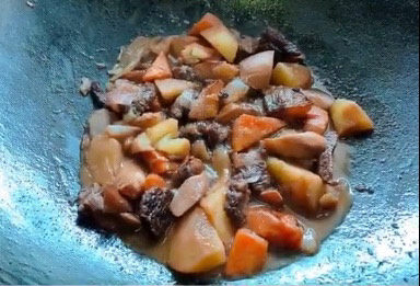 胡萝卜炖牛腩,在锅中小火焖煮1～1.5小时待牛肉软烂，中途记得开盖翻炒，防止土豆淀粉释出粘锅
