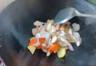 胡萝卜炖牛腩,加入配菜，加入少许盐翻炒均匀
