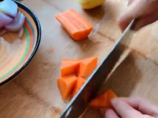 胡萝卜炖牛腩,将胡萝卜滚刀切块，洋葱土豆同样也切块，杏鲍菇切片。