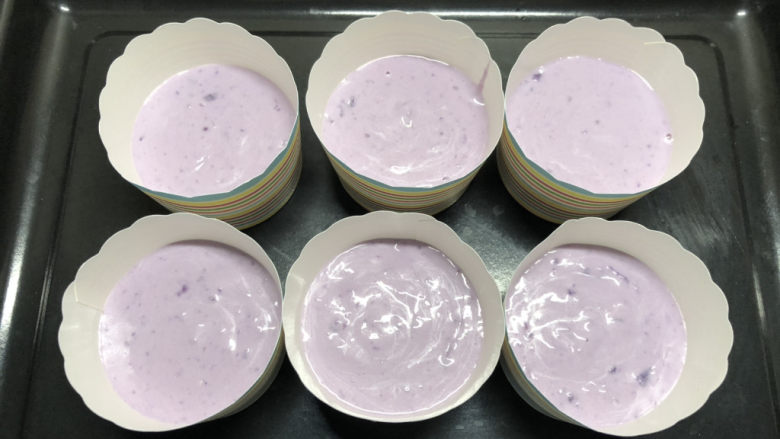 糯米紫薯糕,倒入6个纸杯中，每个大概一半高度