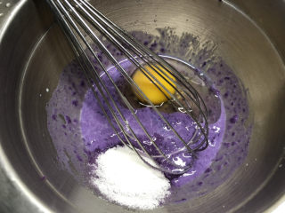 糯米紫薯糕,加入鸡蛋和糖