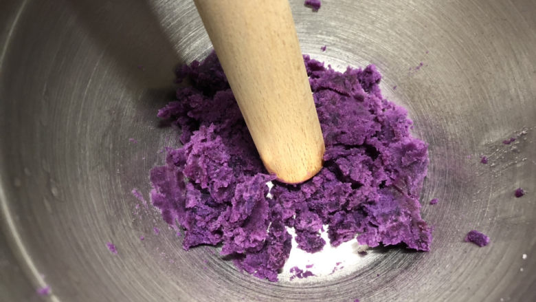 糯米紫薯糕,紫薯蒸熟后用擀面杖压成泥