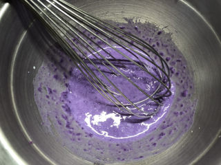 糯米紫薯糕,搅拌一下看看紫薯是不是都按开了