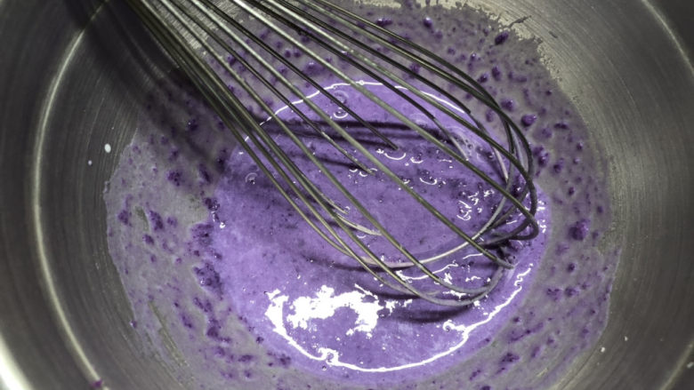 糯米紫薯糕,搅拌一下看看紫薯是不是都按开了