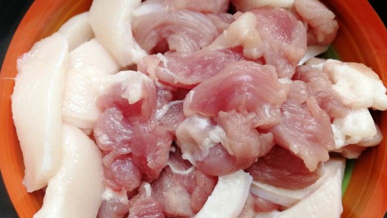 油豆角炖栗面南瓜,带皮的二肥八瘦猪肉切条。