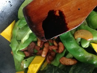 油豆角炖栗面南瓜,文火翻炒均匀，放入一小勺生抽。