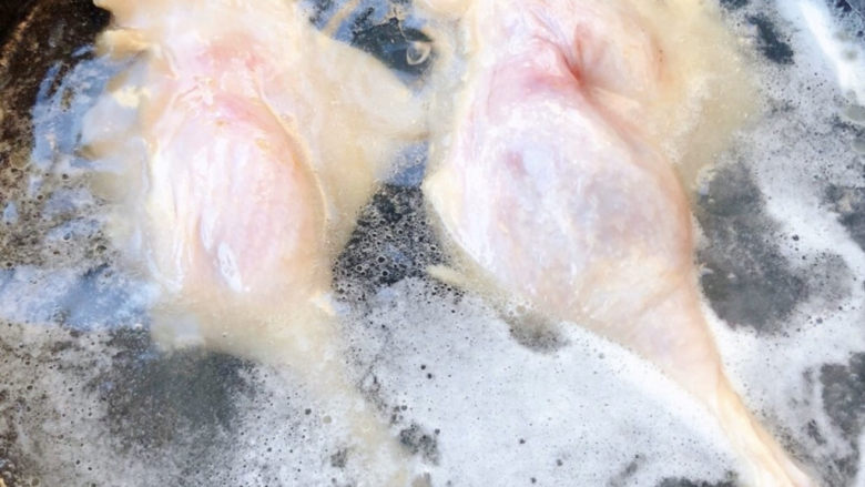 酱鸭腿,锅中烧开水放入鸭腿焯水至断生去除油脂和杂质