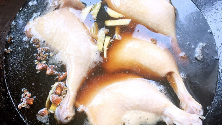 酱鸭腿,处理好的鸭腿放入锅中添加适量清水再放入兑好的料汁和姜块、花椒、八角大火炖起来