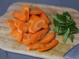 胡萝卜炖牛腩,胡萝卜切滚刀块，青椒切片