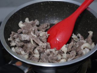 胡萝卜炖牛腩,锅里倒入少许油，烧热后放牛腩中小火拌炒，炒干表面水分