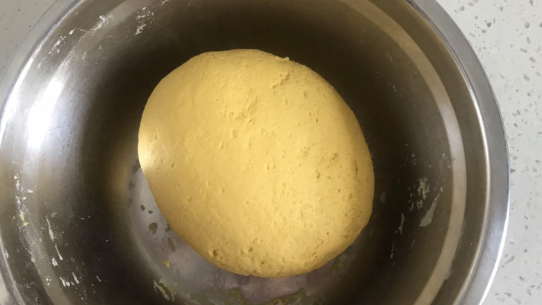 南瓜紫薯包,再用手揉成光滑的面团，盖上盖子放在室温发酵至两倍大小