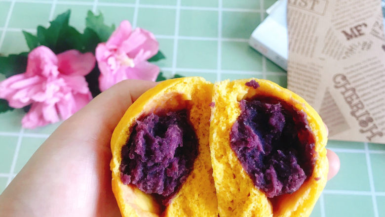 南瓜紫薯包,掰开，馅料十足，软糯香甜，包子蓬松宣软