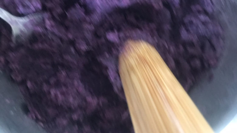 南瓜紫薯包,捣成泥状