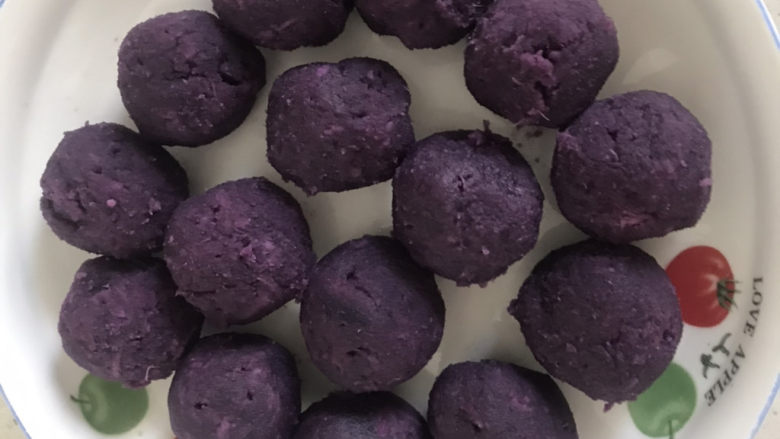 南瓜紫薯包,手上抹油，取适量的紫薯泥，大概25克，揉成小球