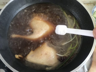酱鸭腿,加入适量的盐，煮沸后转中火煮40分钟