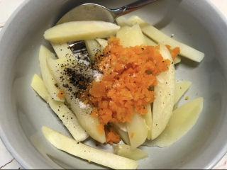 芝士焗土豆泥,将胡萝卜剁碎，加入黑胡椒、盐、橄榄油