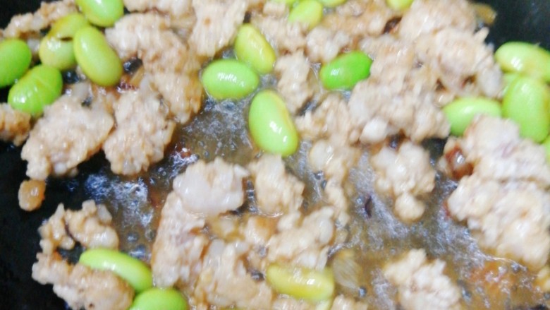 肉沫毛豆烩冬瓜,放入适量水炖煮两三分钟。