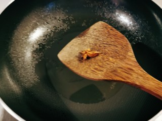 胡萝卜炖牛腩,起油锅放入食用油 油热后放入八角炒香