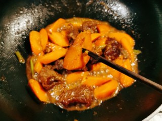 胡萝卜炖牛腩,汤汁变得很少了  胡萝卜用筷子扎一下，轻松穿透就已经熟透了