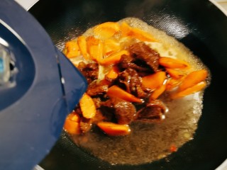 胡萝卜炖牛腩,倒入半碗清水 煮开