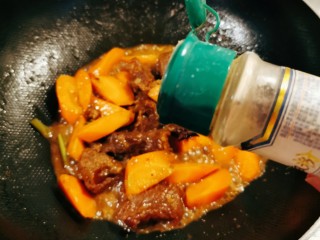 胡萝卜炖牛腩,撒上胡椒粉增香 关火