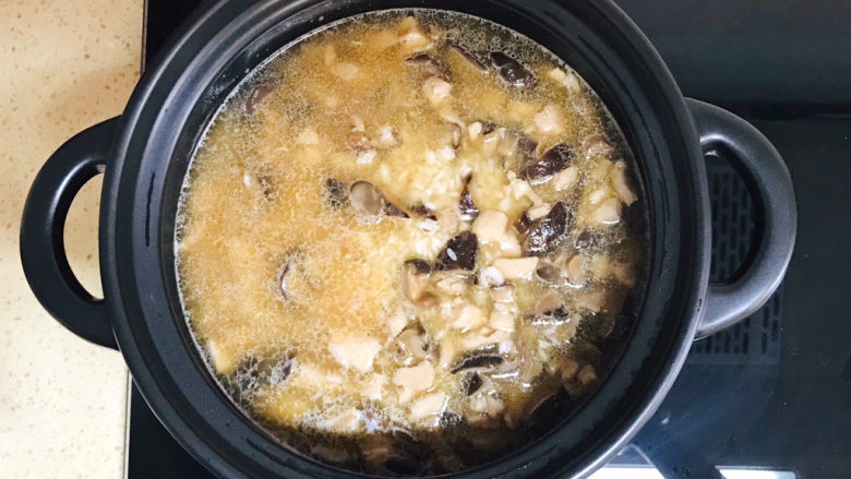 香菇滑鸡煲仔饭,中间可以搅拌几下，防止糊锅