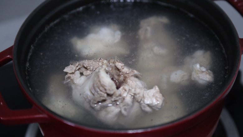 筒骨莲藕汤,炖锅中加入水，放入焯水后的猪筒骨