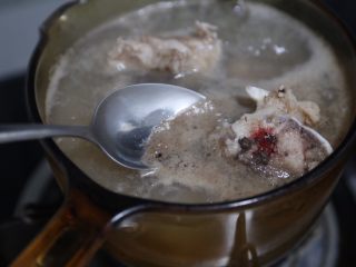 筒骨莲藕汤,用勺子撇去浮沫