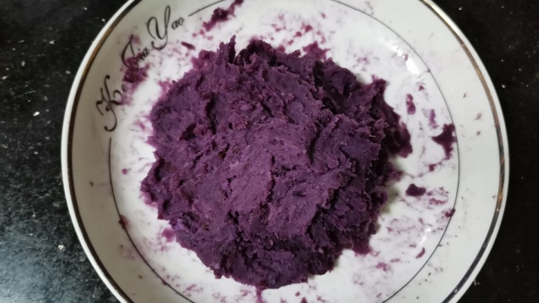 糯米紫薯糕,压成泥
