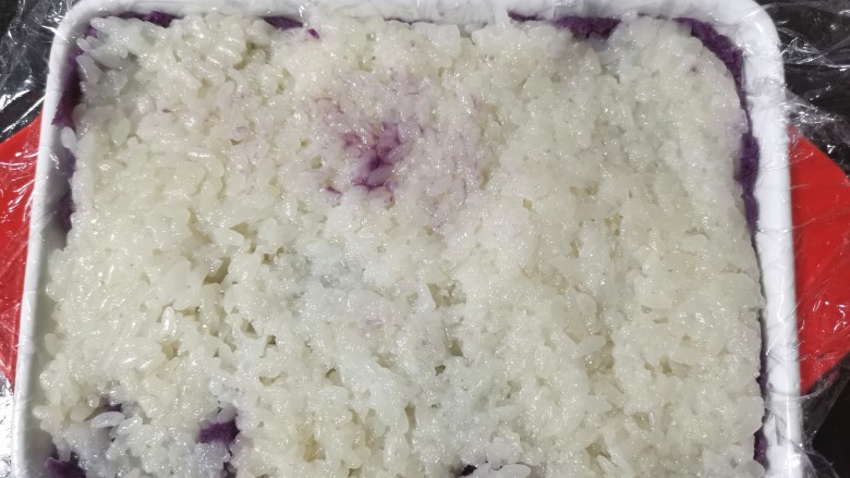 糯米紫薯糕,最后再铺一层糯米饭，上面铺上一层保鲜膜压实