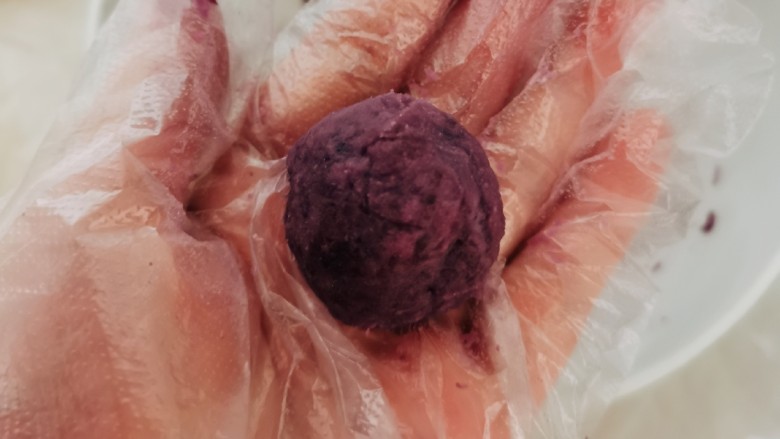 紫薯椰蓉球,取一份 团成球形