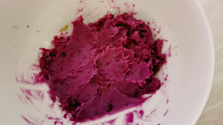 紫薯椰蓉球,搅拌成细腻的紫薯泥