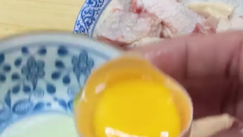 香菇滑鸡煲仔饭,打入一个蛋青。
