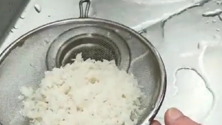香菇滑鸡煲仔饭,这时候控出米里的水。