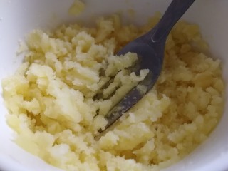 芝士焗土豆泥,蒸好的土豆趁热用叉子压碎。