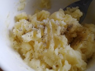 芝士焗土豆泥,放入适量黑胡椒粉。