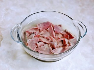 酱爆猪肝,洗干净的猪肝冷水中泡5分钟。