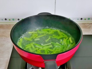 酱爆猪肝,锅中加入水烧开，下芹菜，大火焯水30秒捞出过冷水。