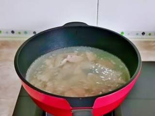 酱爆猪肝,猪肝焯水，锅中水烧开后处理好的下猪肝，再次烧开捞出冲冷水，淋干水分备用。