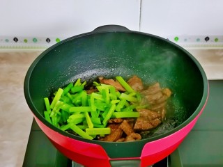 酱爆猪肝,加入焯水的芹菜，快速翻炒均匀即可关火。