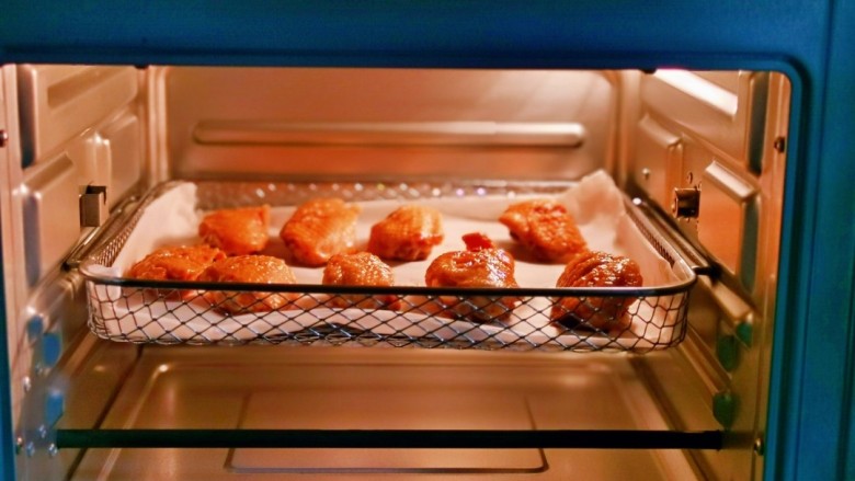 蛋黄焗鸡翅,入中层空气炸180度 20分钟。